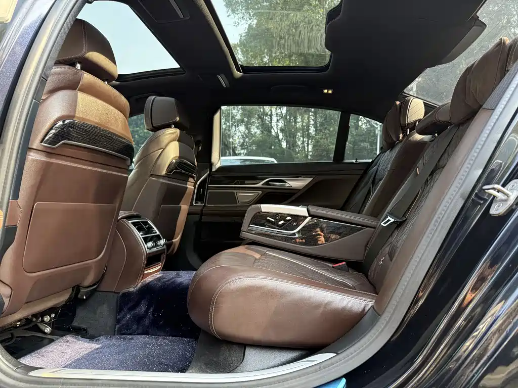 BMW 7 Series — фото 11