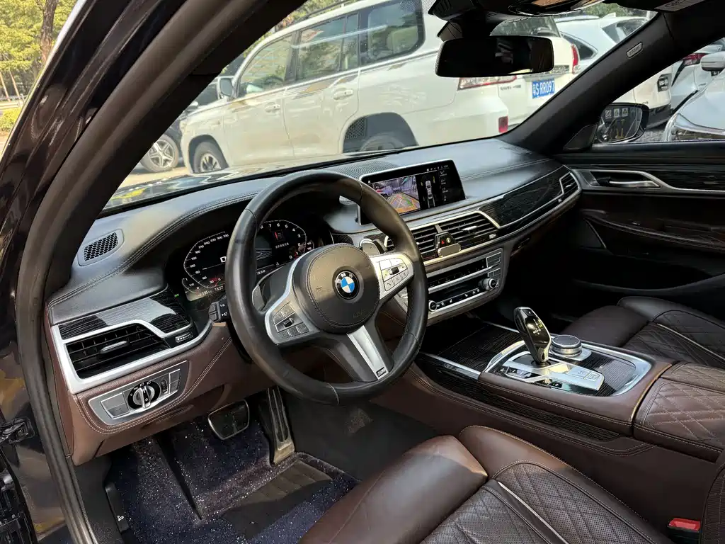 BMW 7 Series — фото 15