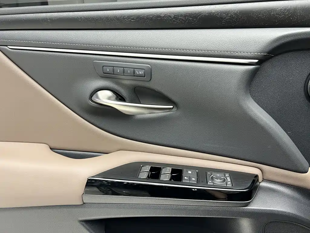 Lexus ES — фото 10