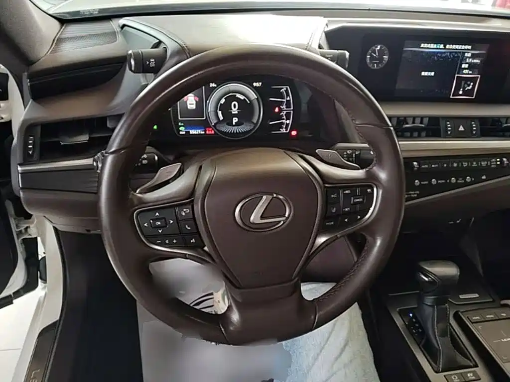 Lexus ES — фото 11
