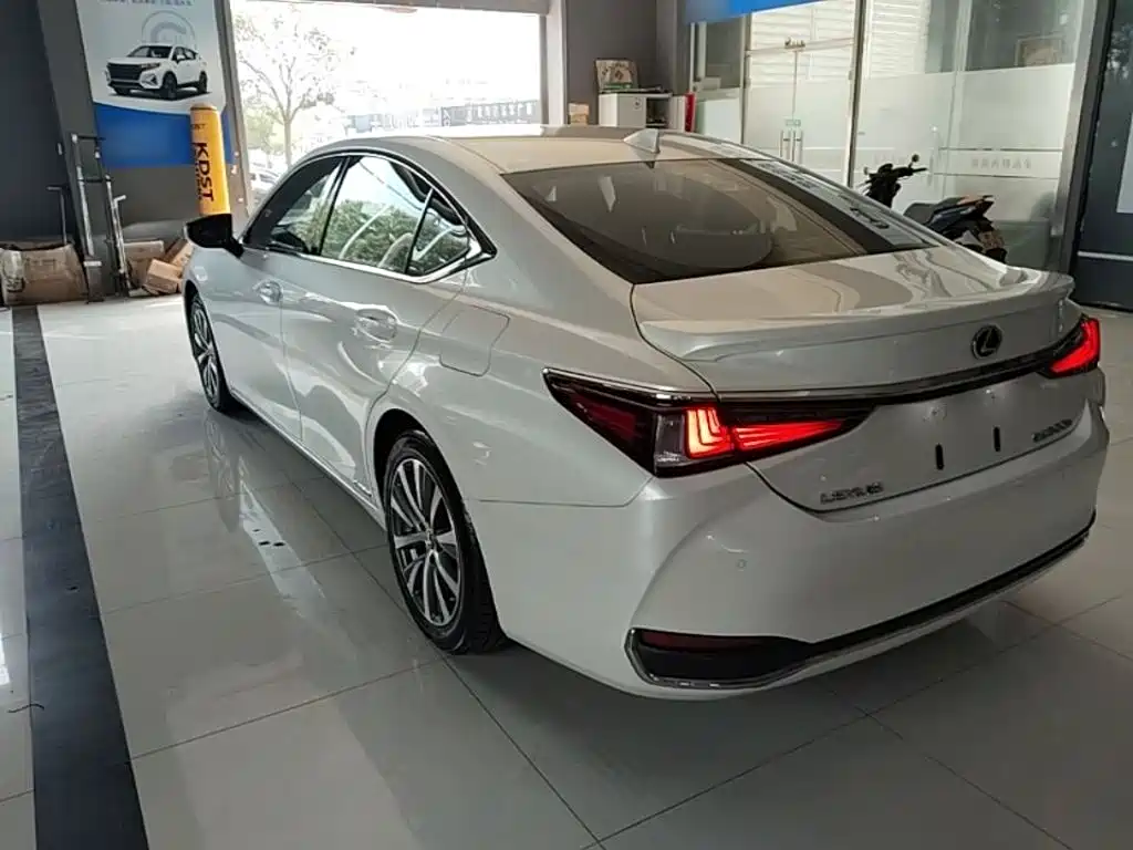 Lexus ES — фото 5