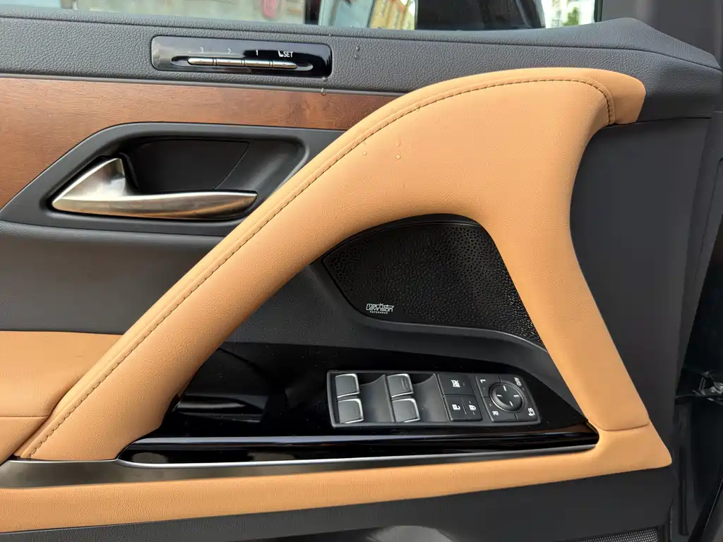Lexus LX — фото 11