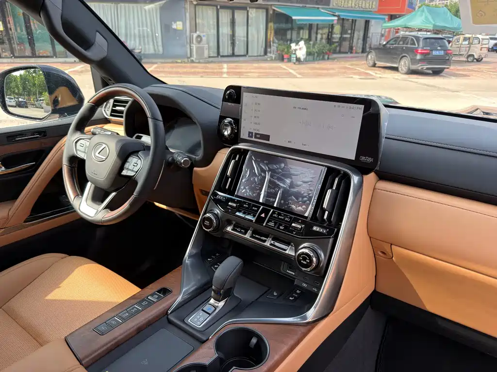 Lexus LX — фото 17
