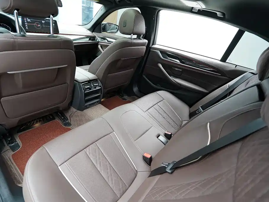 BMW 5 Series — фото 14