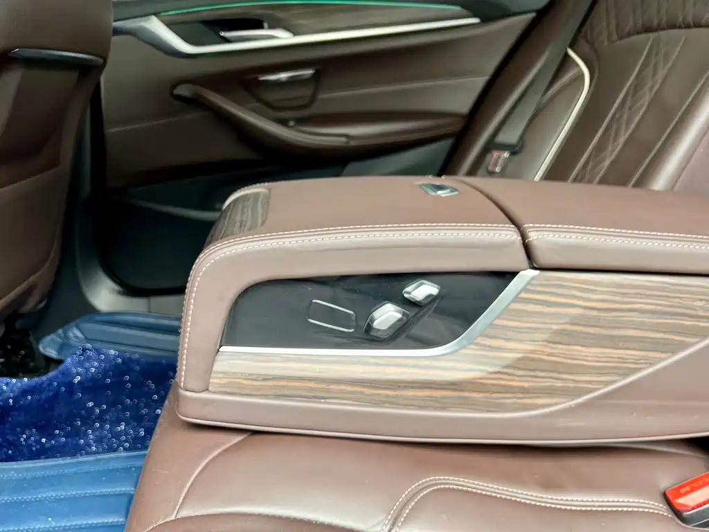 BMW 5 Series — фото 13