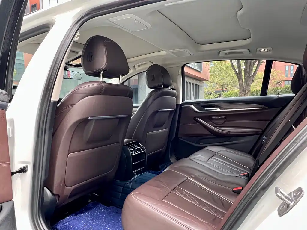 BMW 5 Series — фото 10