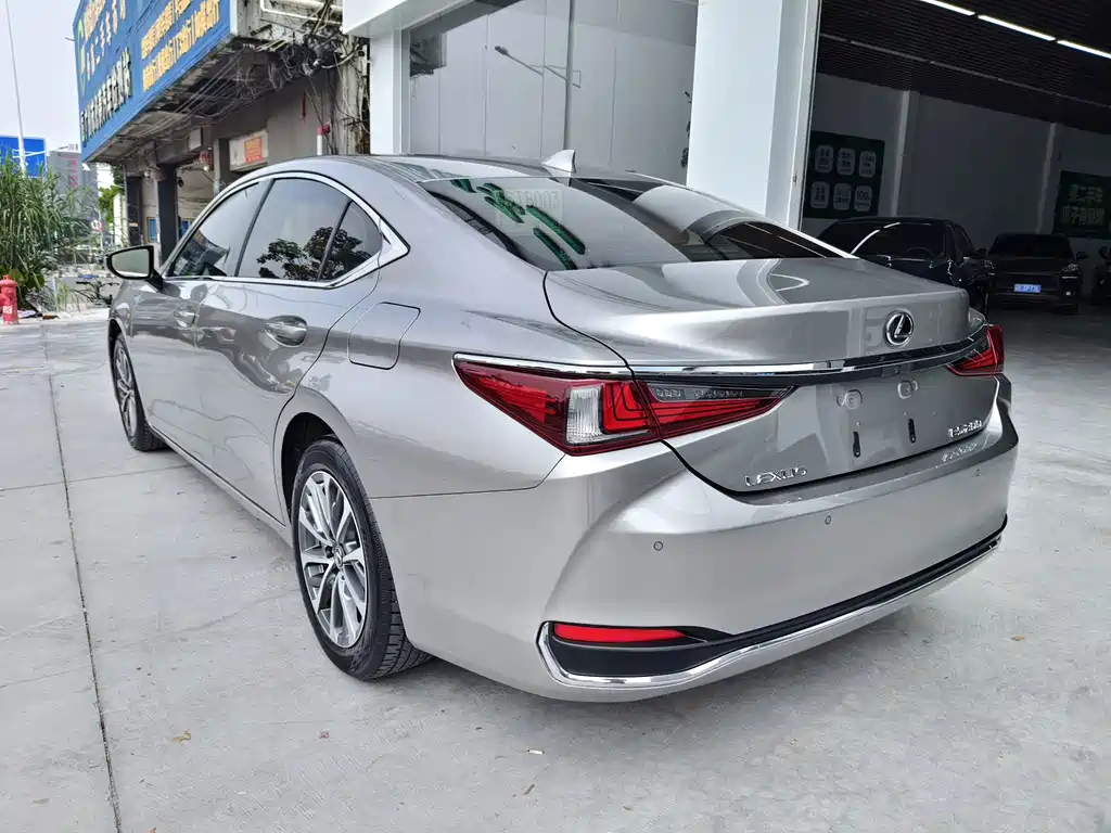 Lexus ES — фото 13